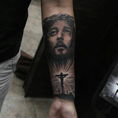 tatuajes de cristo en el cuello